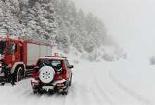 Εγκλωβισμένοι οδηγοί στη Λάρισα λόγω της πυκνής χιονόπτωσης