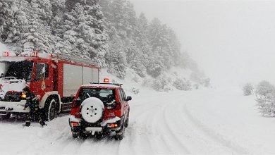 Εγκλωβισμένοι οδηγοί στη Λάρισα λόγω της πυκνής χιονόπτωσης